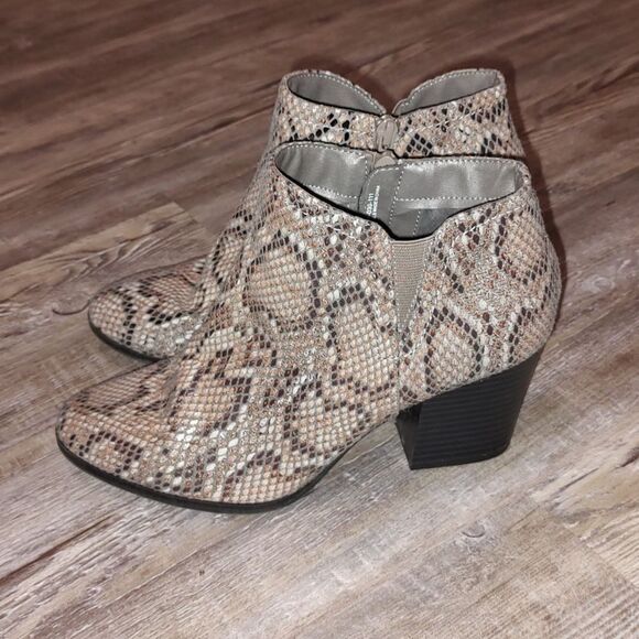 New Directions Dahlia  snakeskkin print heeled booties  ankle boots  Sz 9 - Picture 3 of 8